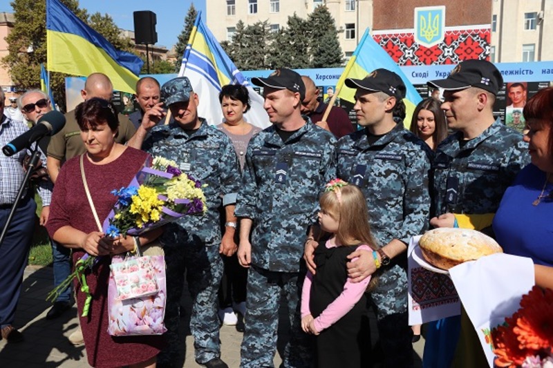 Херсонці урочисто зустріли земляків-моряків, визволених з російського полону