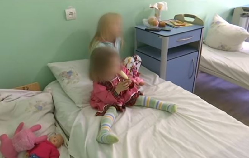 П’яні діти: на Херсонщині батько почастував трирічну і п’ятирічну доньок вином