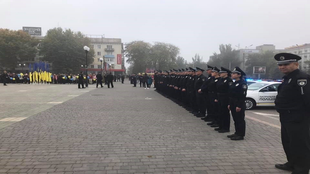 У центрі Херсона поліцейським Південного регіону передають 37 нових автомобілів - ФОТО