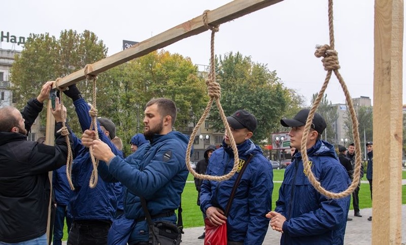 Кому выгодна виселица в центре Херсона?