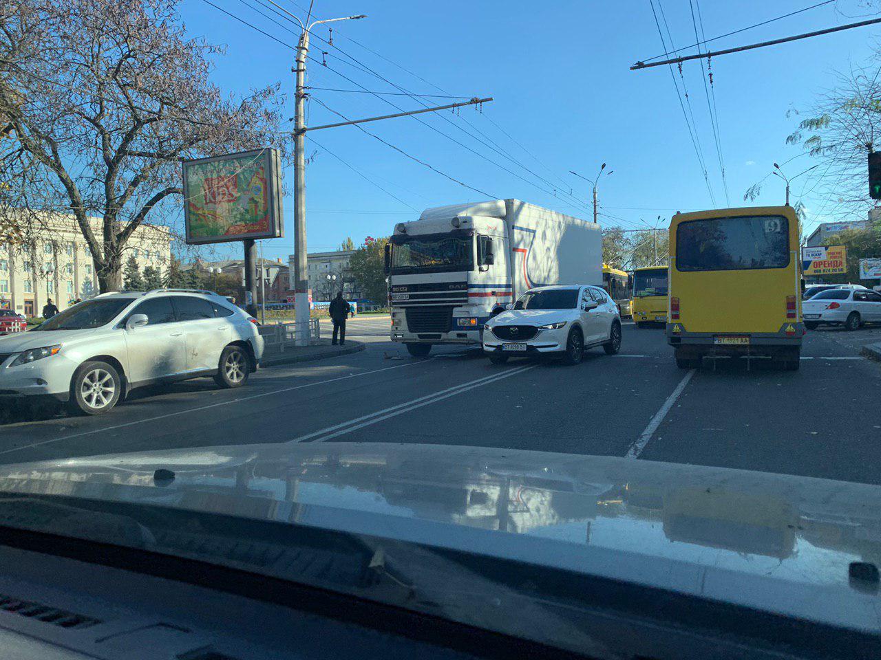 В центре Херсона из-за ДТП образовалась огромная пробка