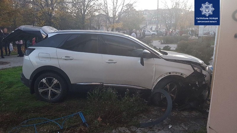 П'яна херсонка, яка на автомобілі протаранила магазин, алкотест змогла пройти з десятої спроби - ВІДЕО