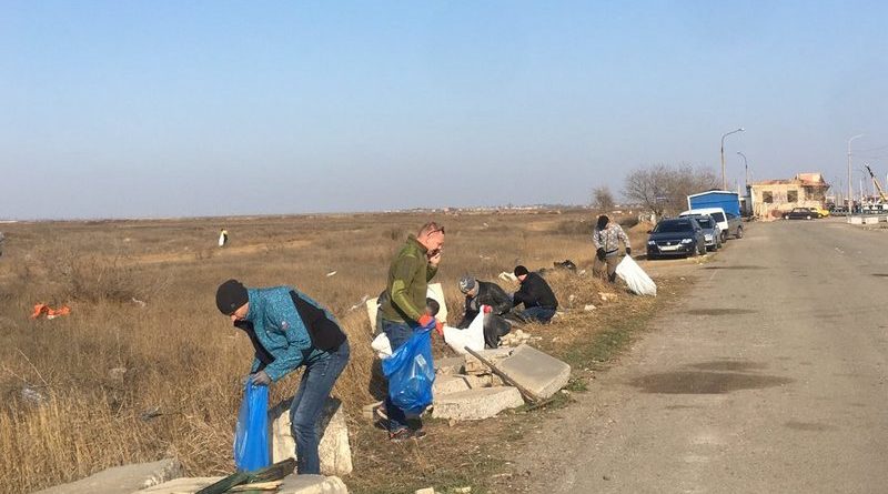 Активисты под руководством главы Генической  РГА привели в порядок территорию КПВВ 