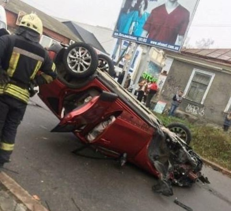 В центре Херсона в результате ДТП перевернулась иномарка