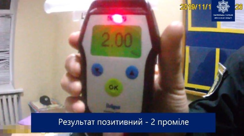 Херсонські патрульні вночі зупинили водія з перевищенням у  10 разів норми алкоголю в крові