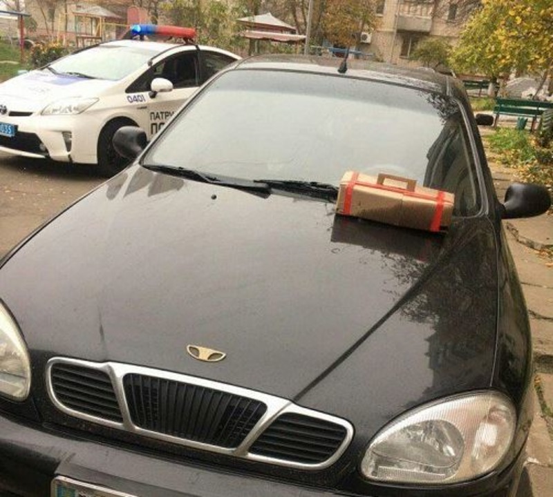 Херсонцю на капот автомобіля підклали вибуховий пристрій