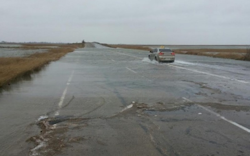 На ділянці автодороги Арабатської Стрілки, яку затопило море, чергують рятувальники