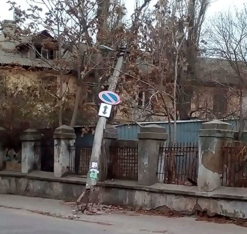 На одной из улиц Херсона упал второй за год электростолб