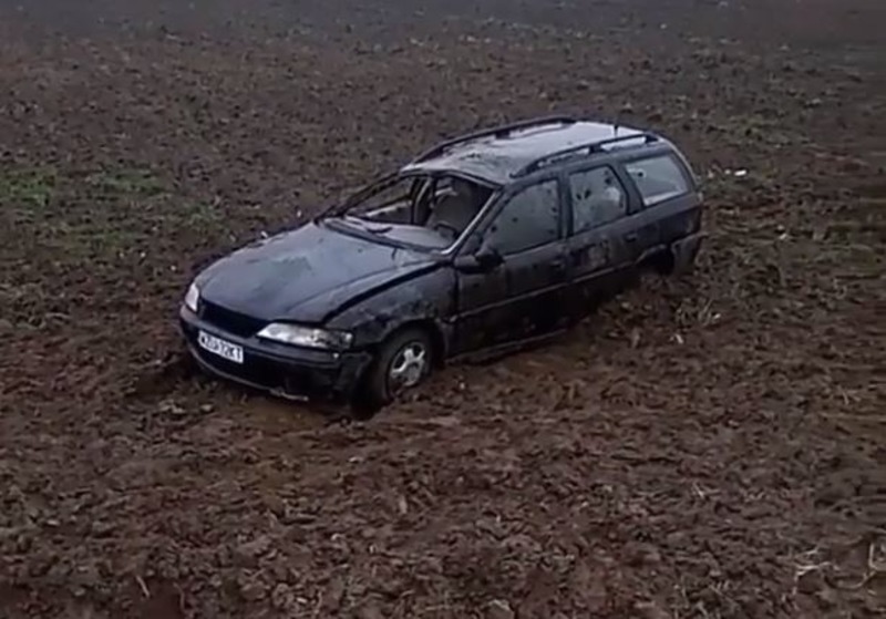 У Железного Порта в поле обнаружена машина со следами вероятного ДТП - ВИДЕО