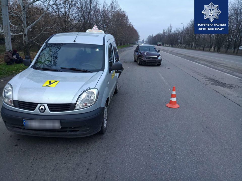 У Херсоні нетверезий водій вчинив ДТП з автомобілем для навчальної їзди