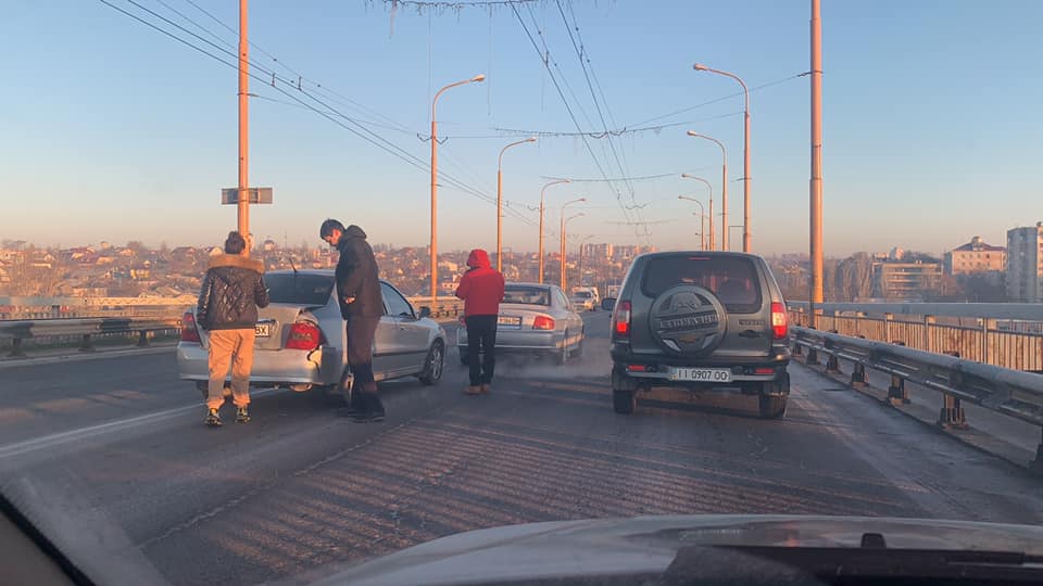 В Херсоне на обледеневшем мосту столкнулись семь автомобилей