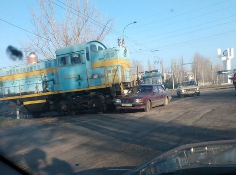 В Херсоне на нерегулируемом переезде произошло ДТП