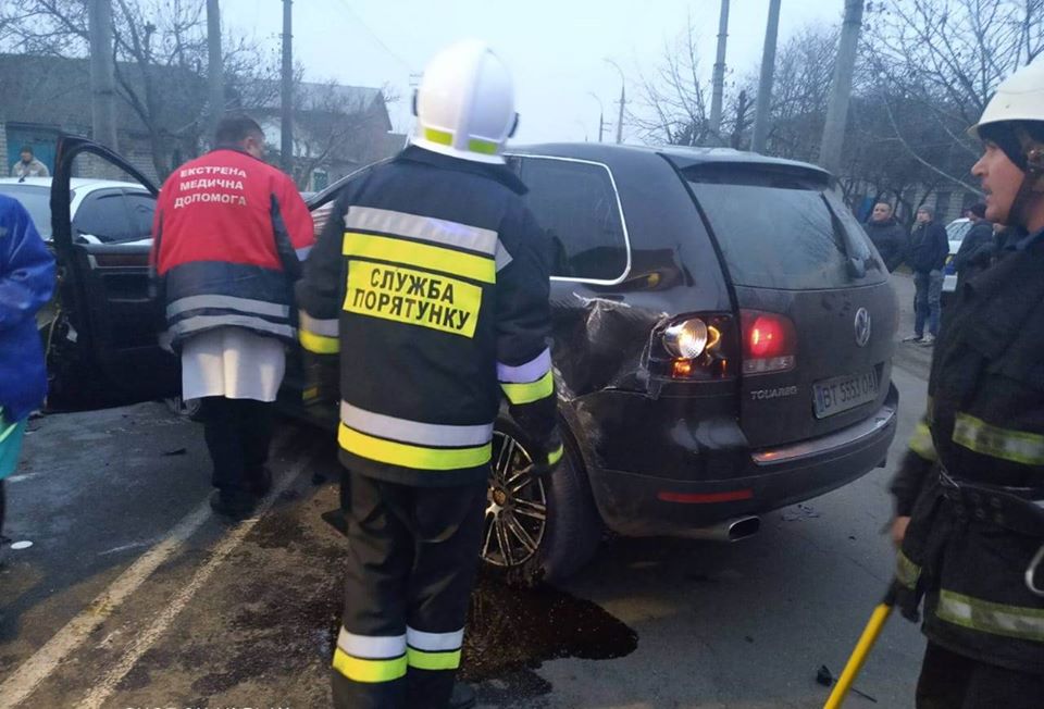 Херсонські рятувальники вирізали постраждалого водія  із понівеченого позашляховика - ФОТО, ВІДЕО