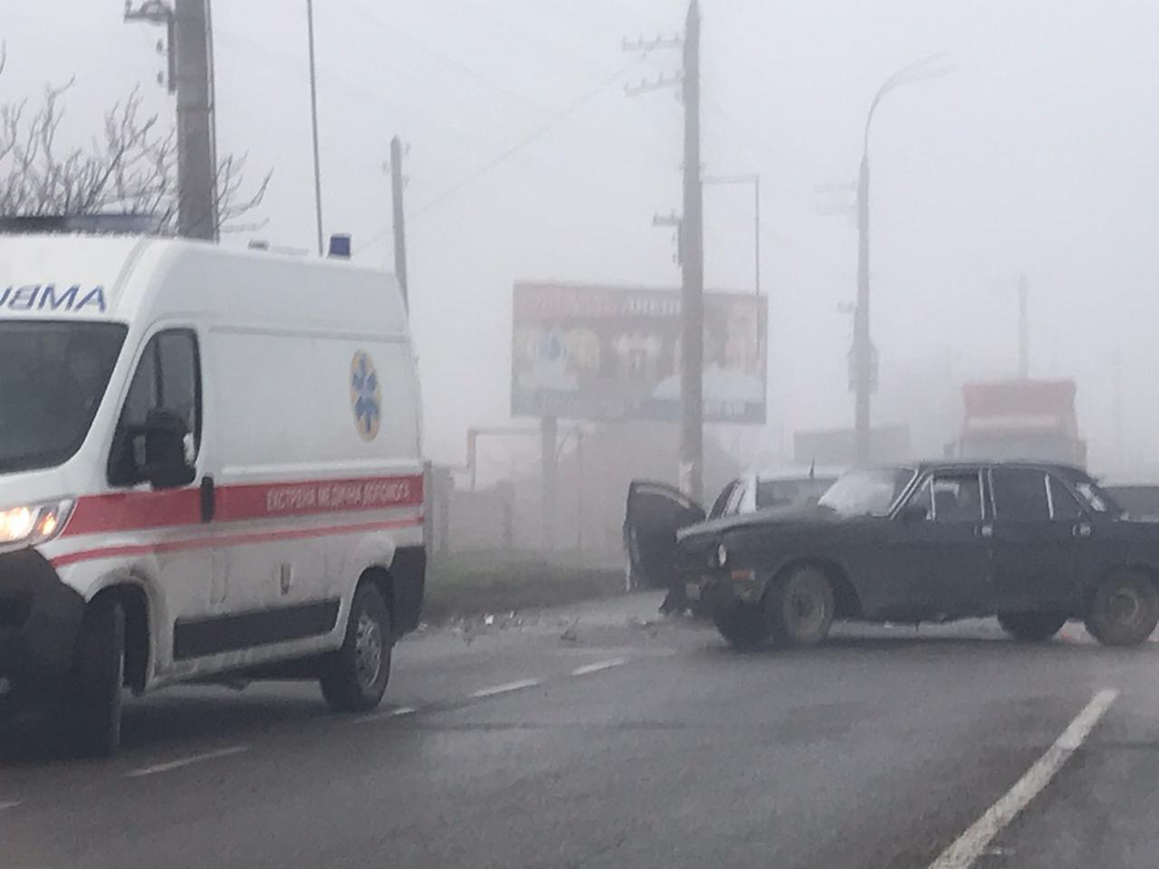 В Херсоне произошло серьезное ДТП с ретро автомобилем, есть пострадавшие