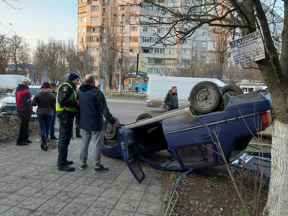 В Херсоне в результате ДТП машина перевернулась на крышу - ФОТО