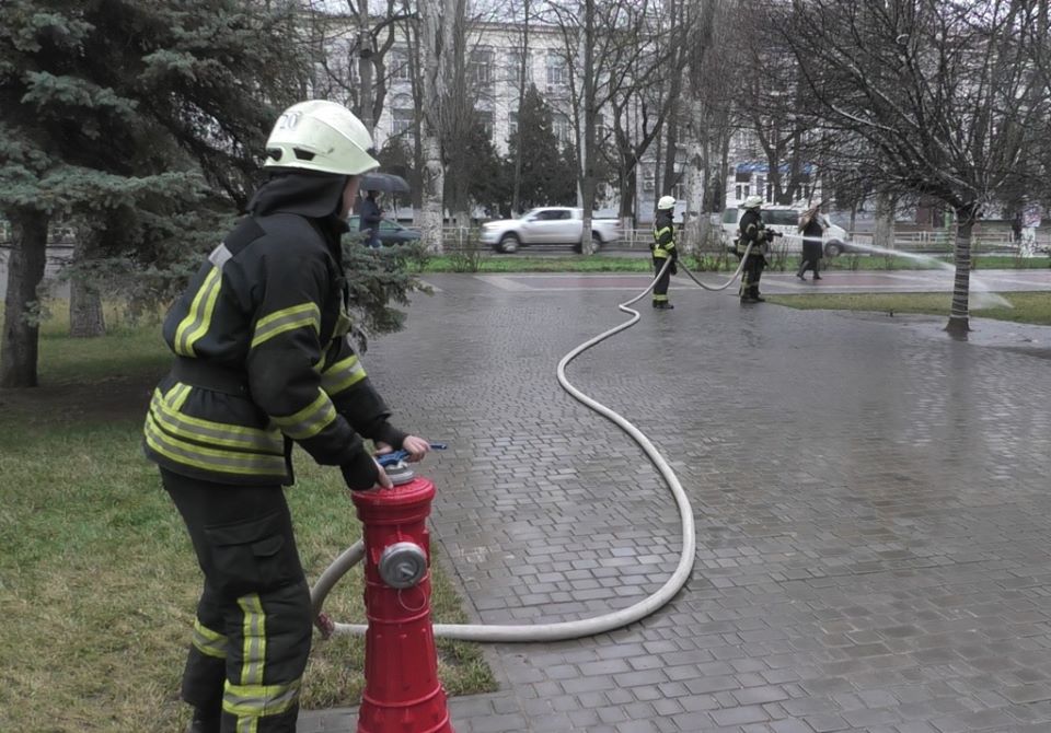 У Херсоні випробовували новий пожежний гідрант європейського зразка - ФОТО