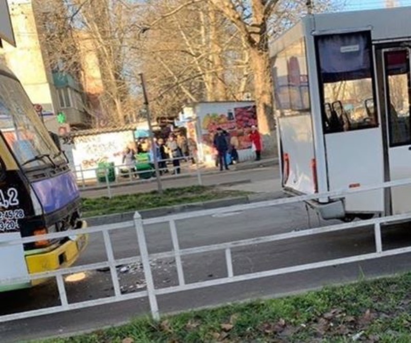 В Херсоне столкнулись 2 маршрутки - ФОТО