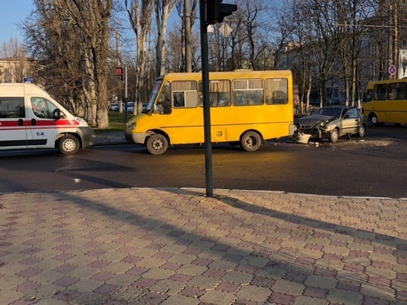 В центре Херсона ДТП: иномарка въехала в маршрутку - ФОТО