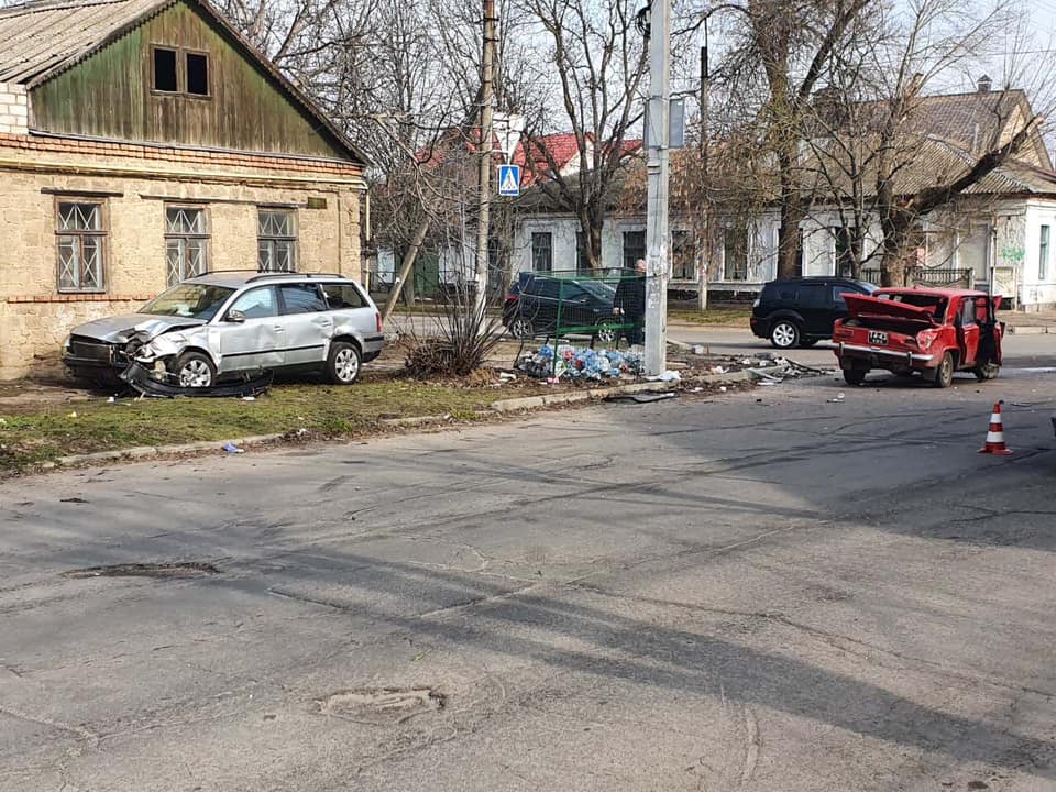 В Херсоне в результате ДТП один из автомобилей отбросило под стену жилого дома