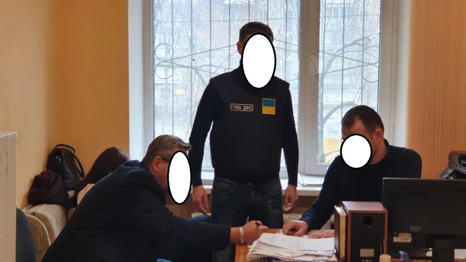 У Херсоні митнику, який вніс завідомо неправдиві відомості до ЄАІС митниці, повідомлено про підозру