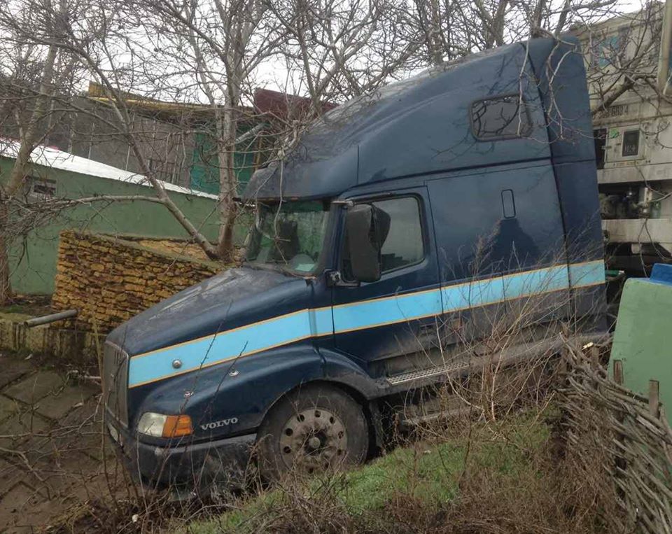 На Херсонщині вантажівка з'їхала з дороги й зависла кабіною над кюветом