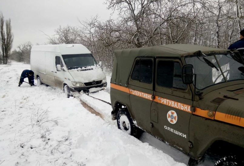 Херсонські рятувальники надають допомогу водіям на автошляхах та прибирають повалені дерева