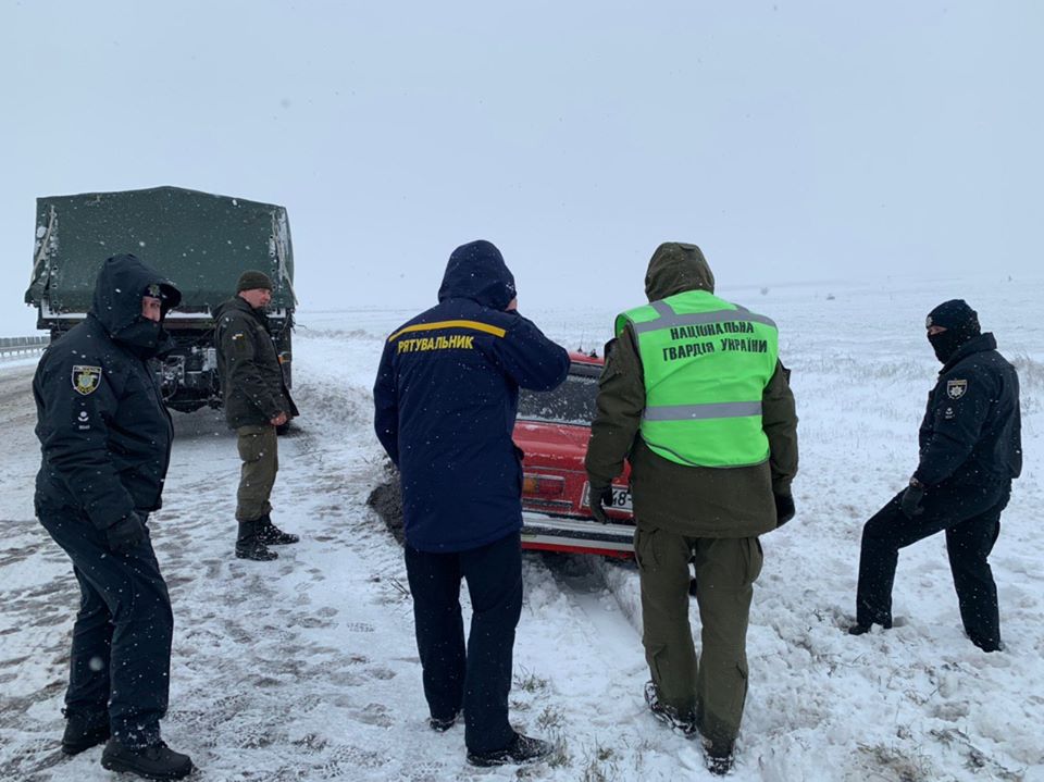 Херсонські патрульні показали, як рятують автомобілі зі снігової пастки - ВІДЕО