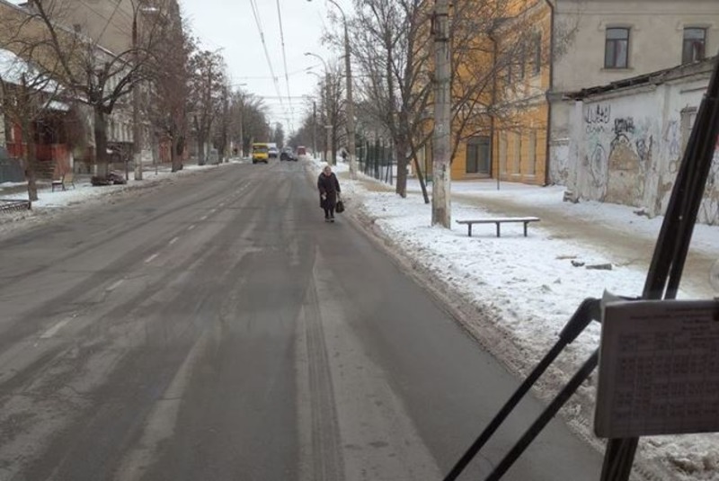 Водитель херсонского троллейбуса призывает горожан не подвергать свою жизнь опасности