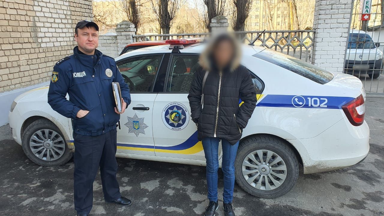 В Херсоні поліцейські допомогли жінці, від якої відмовилися всі родичі