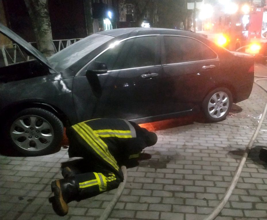 На центральному проспекті Херсона вдосвіта горів автомобіль «Honda»