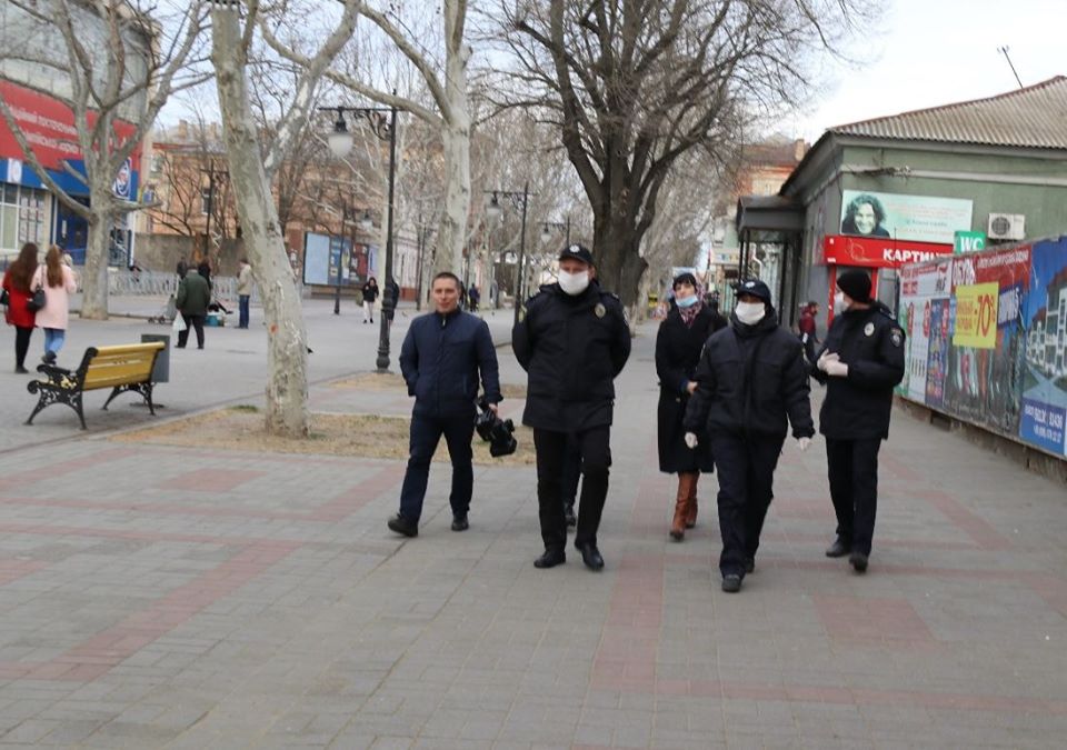 Поліція Херсонщини попереджає, що за порушення правил карантину передбачена адміністративна та кримінальна відповідальність