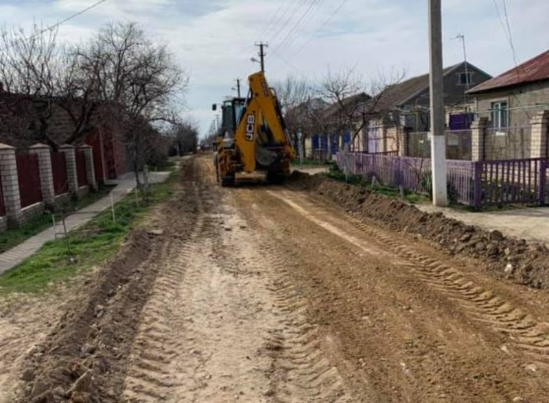 На одной из улиц поселка Молодежное строят новую дорогу