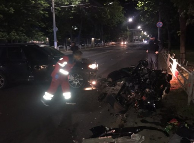 В Херсоні поліція встановлює обставини автопригоди, в якій тяжко постраждали дві молоді людини