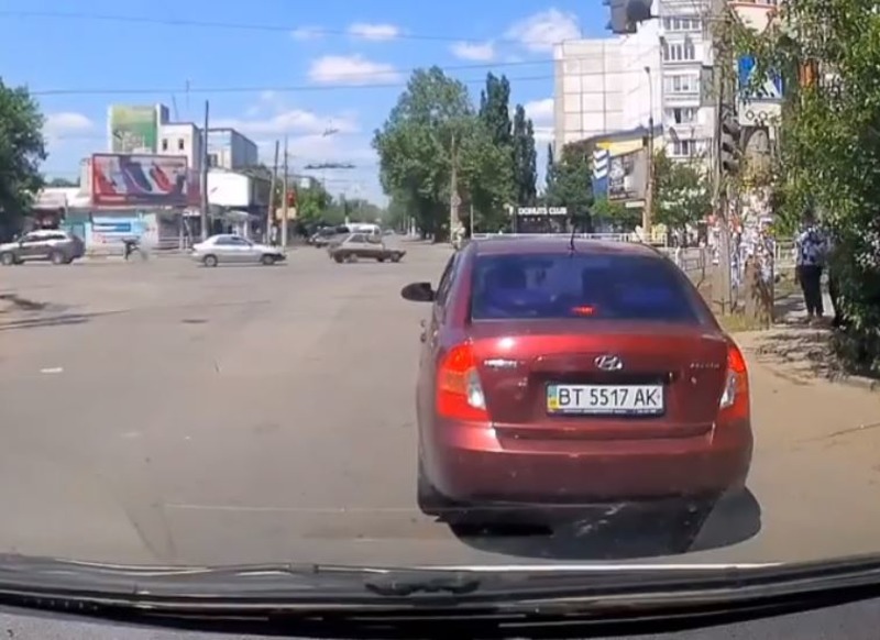 В Херсоне на перекрестке иномарка сбила велосипедиста - ВИДЕО