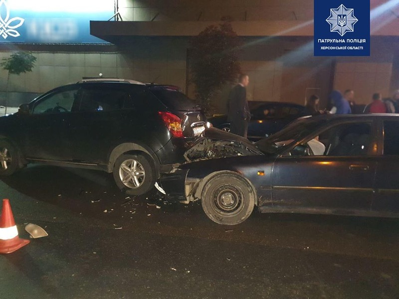 У Херсоні п'яний водій розтрощив  припаркований автомобіль - ФОТО