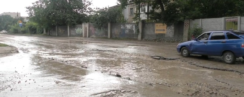 Водії обурені затяжним ремонтом гострих вибоїн на вулицях Херсона (ВІДЕО)