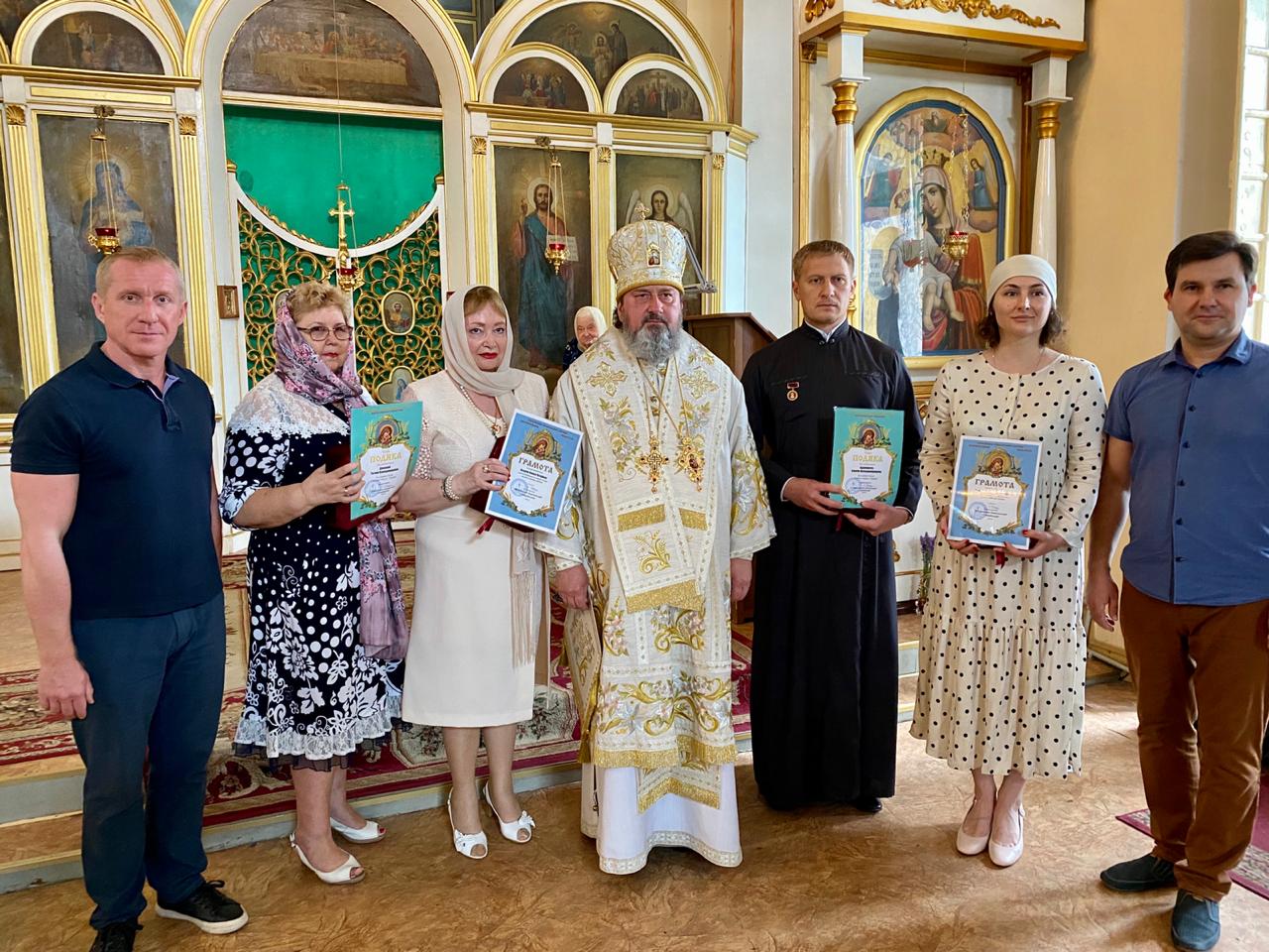 Медики Херсона получили в подарок иконы и архиерейские грамоты