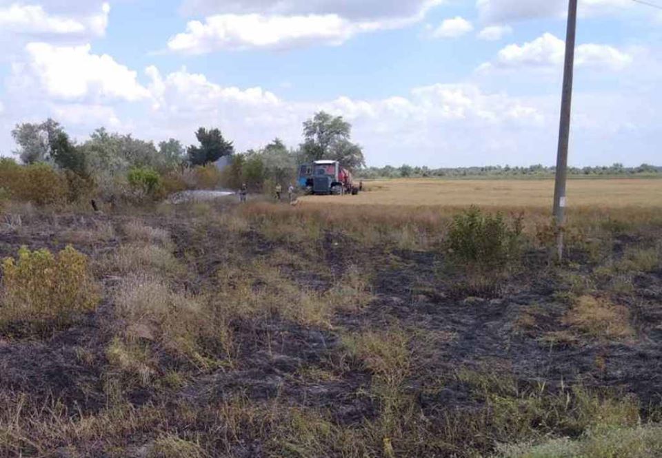 На Херсонщині іскра від приміського потяга спровокувала пожежу на пшеничному полі