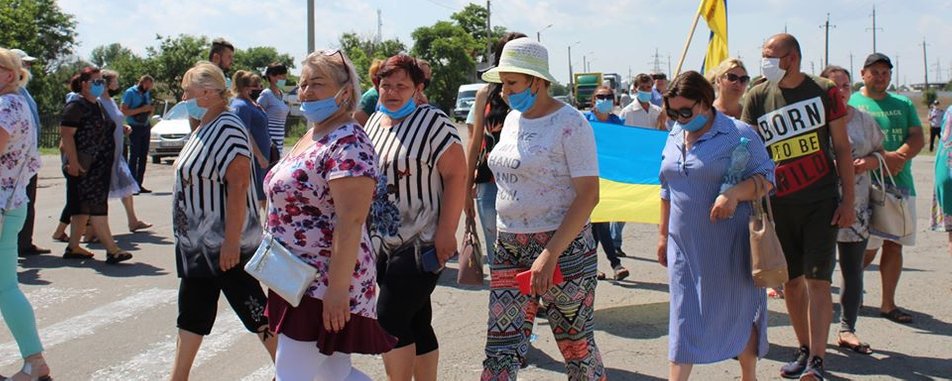 Жителі Херсонщини втретє перекривали дорогу до Генічеська