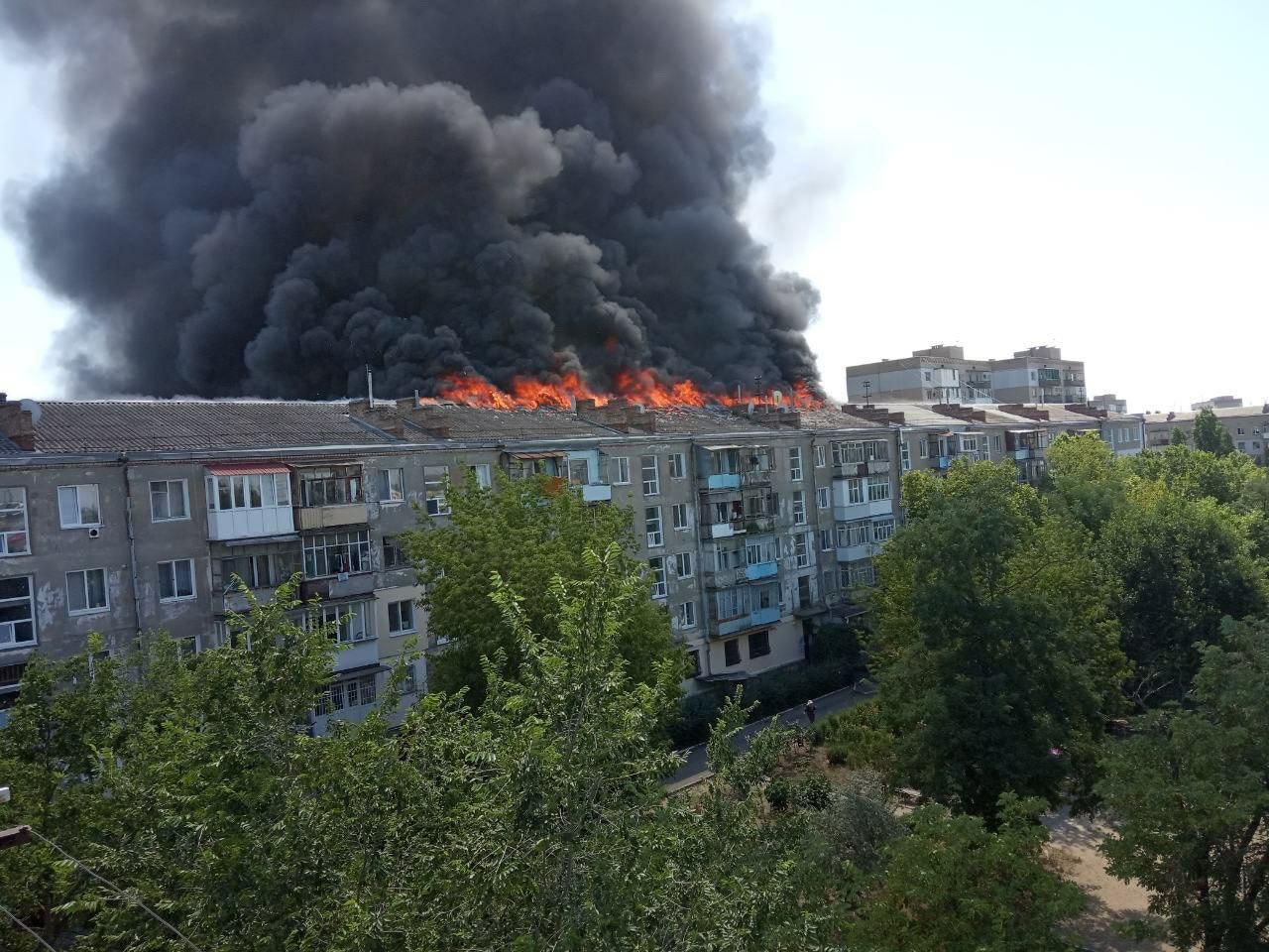 В многоэтажном жилом доме в Новой Каховке произошел масштабный пожар, - ФОТО, ВИДЕО