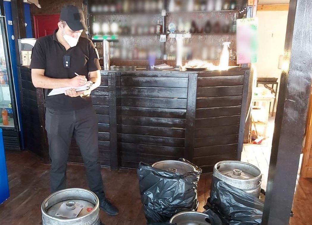 В курортному селищі Херсонщини поліцейські вилучили майже 4️00 літрів алкоголю сумнівної якості