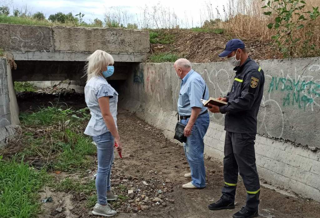 У Херсоні рятувальники обстежують ливнівки