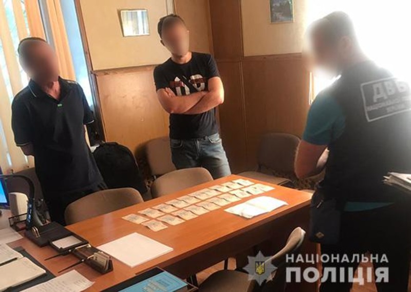 На Херсонщині затримали чоловіка на спробі підкупу посадовця поліції