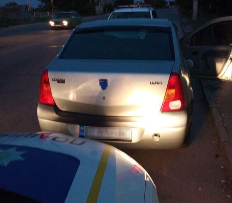 В Херсоне нетрезвый водитель такси пытался дать патрульным взятку за избежание ответственности