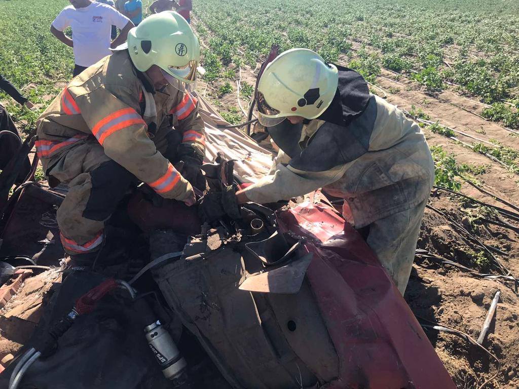 Херсонські рятувальники деблокували тіло водія із понівеченої внаслідок ДТП автівки