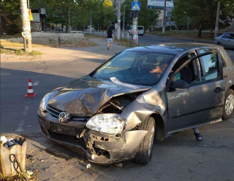 У Херсоні п'яний водій на швидкості протаранив електроопору