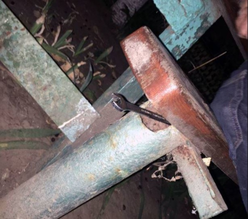 Херсонські поліцейські затримали чоловіка, який розбирав лавки, щоб побудувати курник