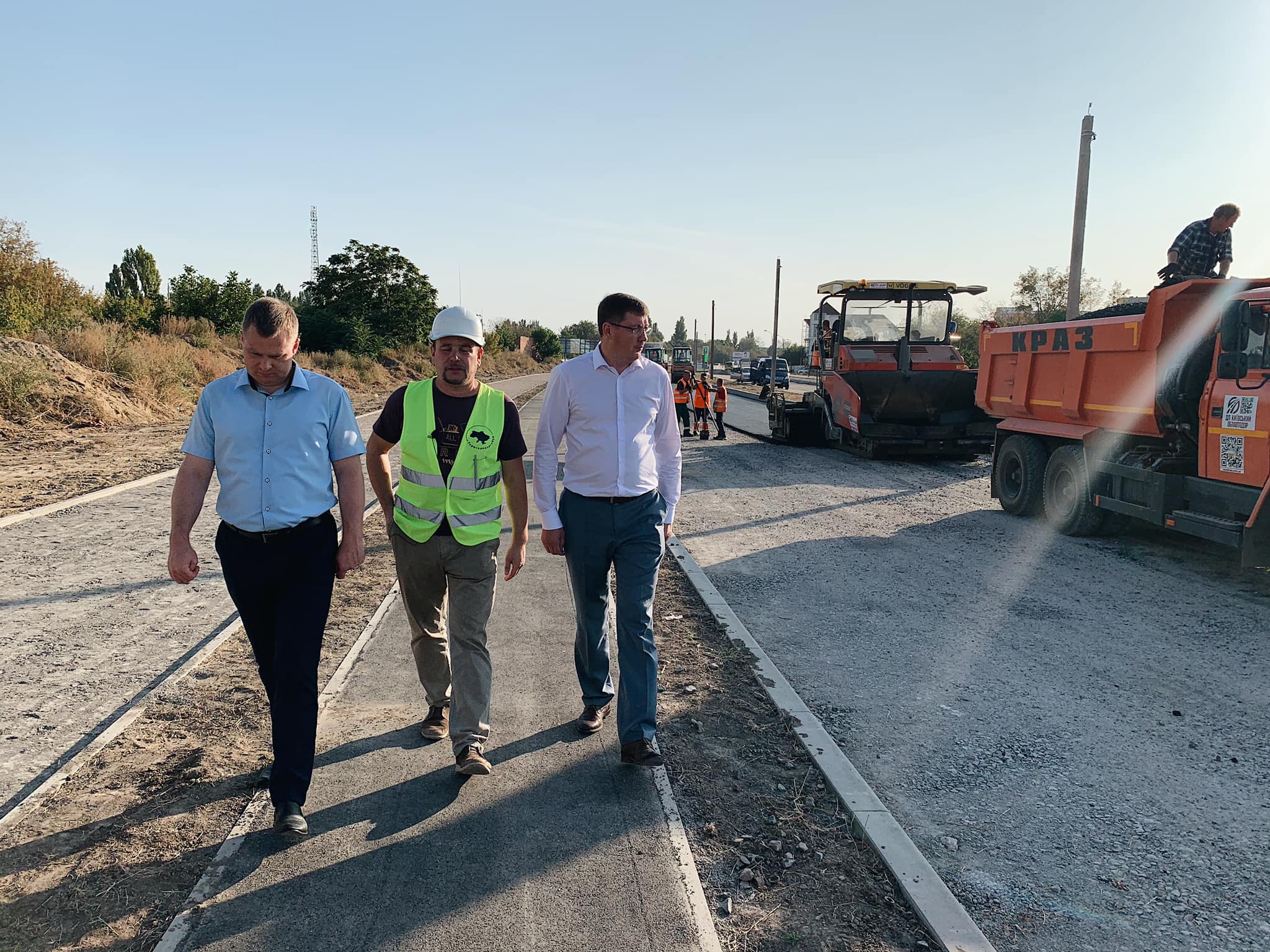 У Херсоні на будівництві мостопереходу завершується облаштування першого слою асфальту на дорозі