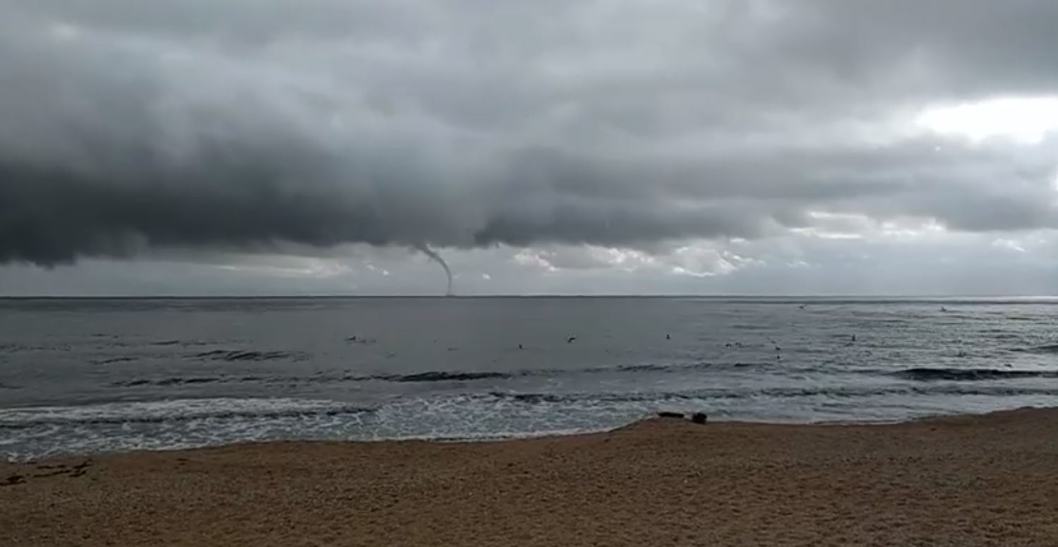 В Азовском море на Арабатской Стрелке зафиксировали мощный торнадо, - ВИДЕО