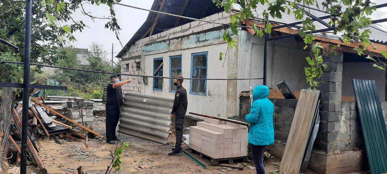 Буревій у Великій Олександрівці: дільничні поліцейські продовжують допомагати жителям усувати наслідки негоди